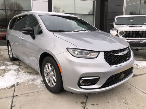 New 2026 Chrysler Pacifica Select image 7