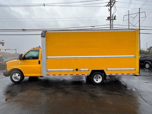 Used 2016 GMC Savana 3500 Extended RWD image 2
