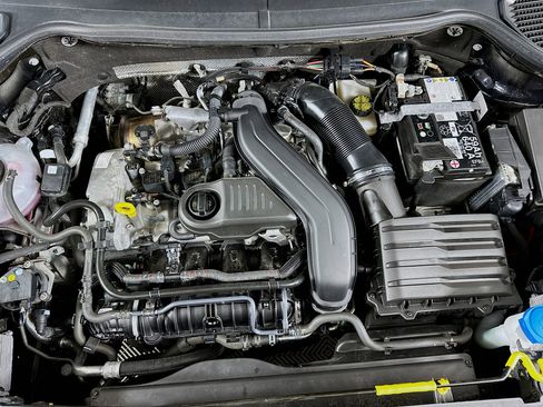 Used 2025 Volkswagen Taos SE image 32