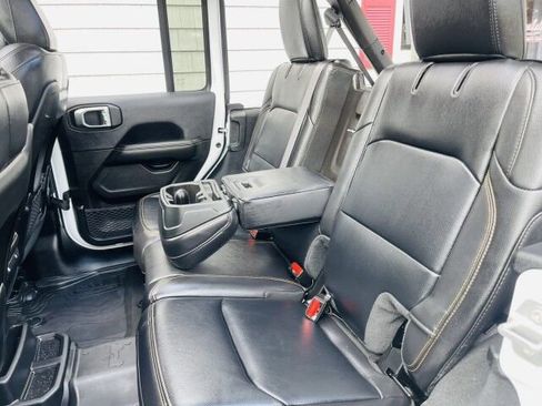 Used 2024 Jeep Wrangler Unlimited Sahara AWD/4WD image 17