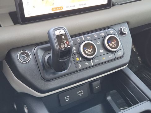 Used 2021 Land Rover Defender 110 SE image 18