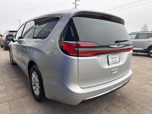 Used 2024 Chrysler Pacifica Touring-L image 4
