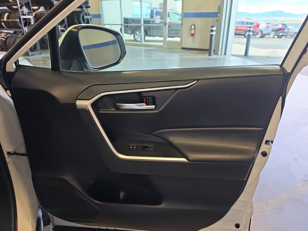 Used 2021 Toyota RAV4 XLE AWD/4WD image 32