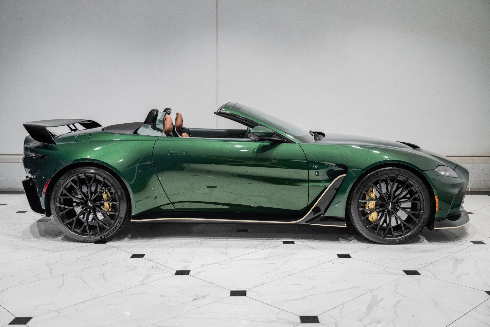 Used 2023 Aston Martin V12 Vantage Roadster RWD image 41