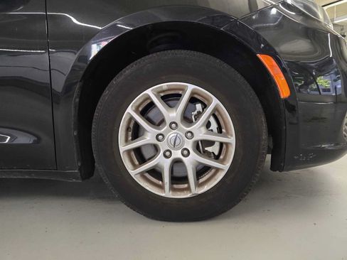 Used 2023 Chrysler Pacifica Touring-L FWD image 9