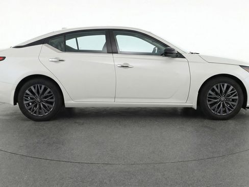 Used 2025 Nissan Altima 2.5 SV FWD image 11