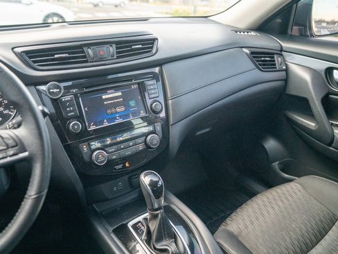 Used 2019 Nissan Rogue SV image 14