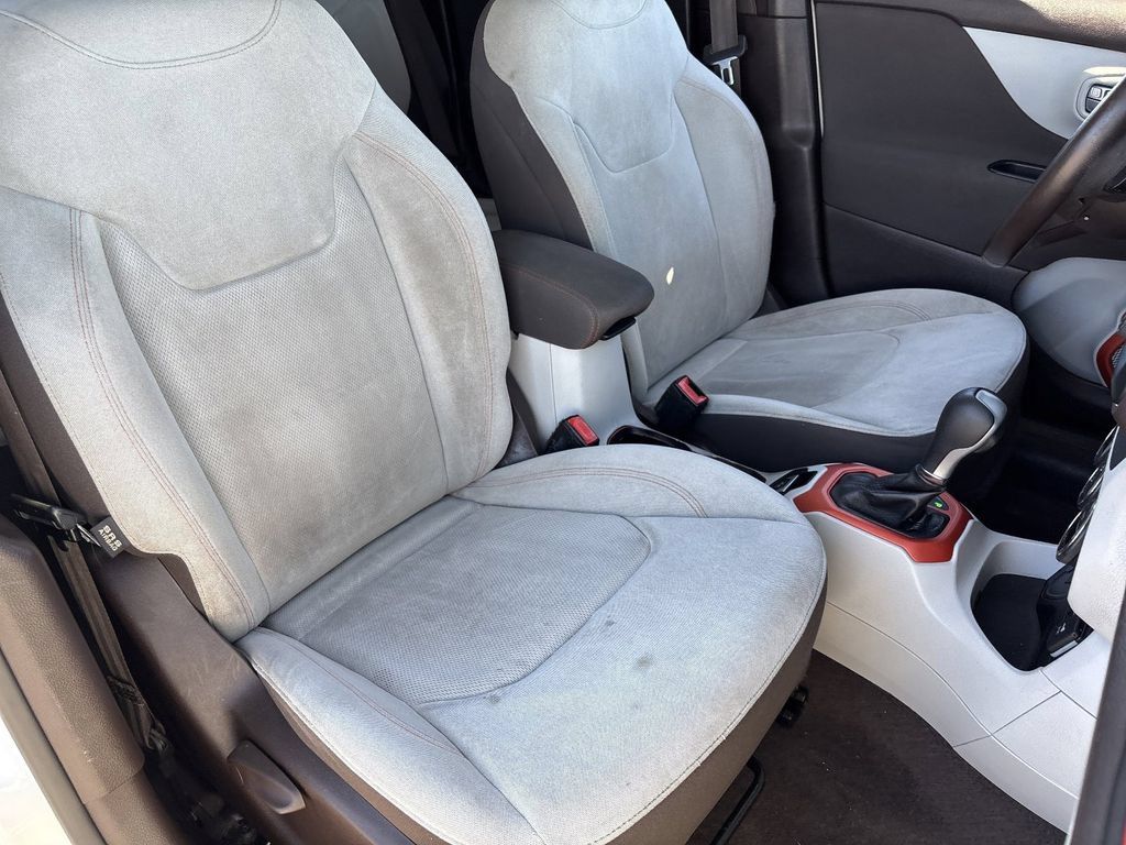 Used 2017 Jeep Renegade Latitude w/ Popular Equipment Group FWD image 10