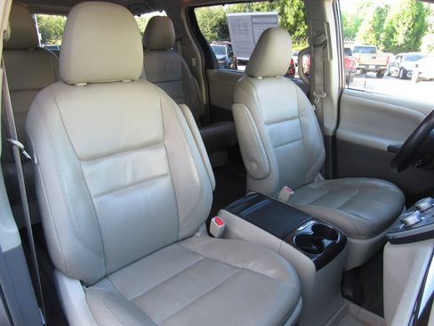 Used 2016 Toyota Sienna XLE w/ XLE Navigation Package FWD image 20