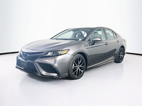 Used 2023 Toyota Camry SE image 3