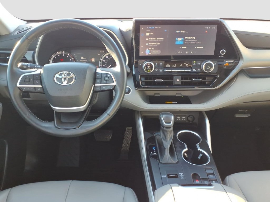 Used 2024 Toyota Highlander XLE FWD image 11