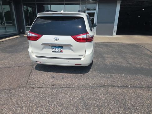 Used 2017 Toyota Sienna Limited Premium FWD image 16