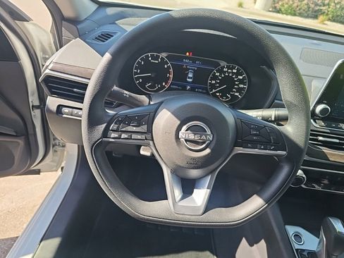 Used 2025 Nissan Altima 2.5 SV FWD image 15