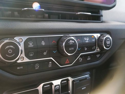 New 2024 Jeep Gladiator Sport image 18