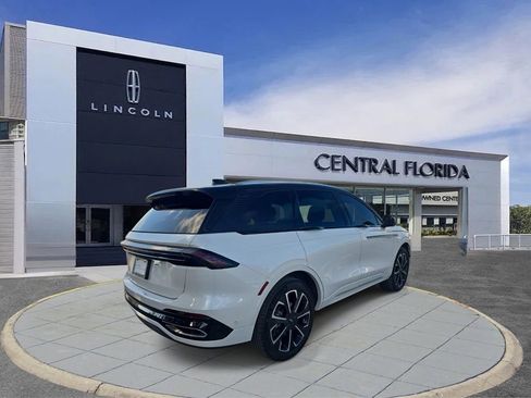 Used 2024 Lincoln Nautilus Reserve AWD/4WD image 4