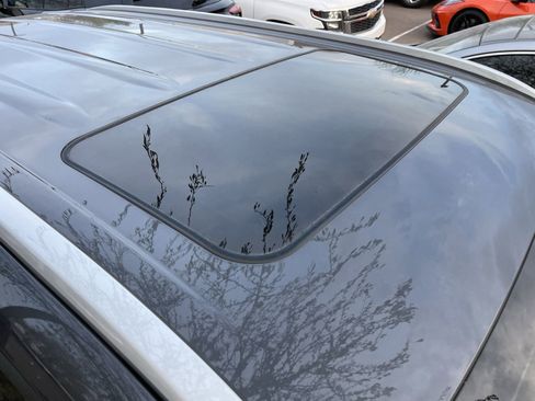 Used 2025 Toyota Highlander XLE FWD image 4