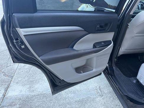 Used 2018 Toyota Highlander LE FWD image 21
