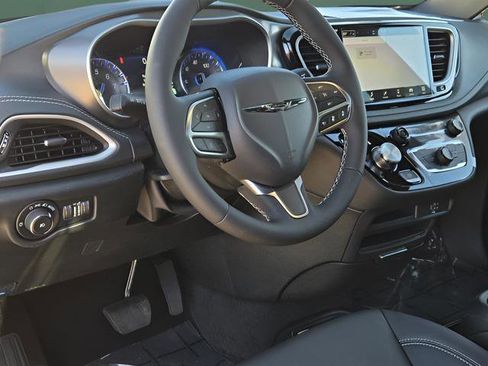 New 2026 Chrysler Pacifica Select image 15