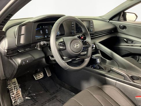 Certified 2025 Hyundai Elantra Sport image 16