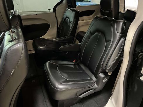 Used 2023 Chrysler Pacifica Touring-L FWD image 11