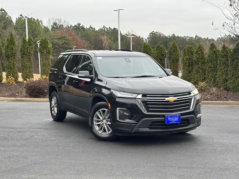 Used 2023 Chevrolet Traverse LT image 2