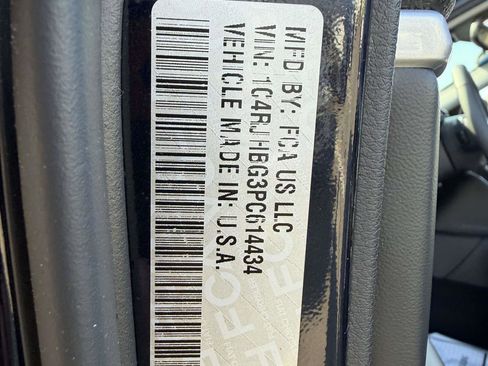 Used 2023 Jeep Grand Cherokee Limited AWD/4WD image 23