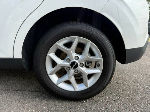 Used 2025 Kia Soul LX w/ LX Technology Package FWD image 9