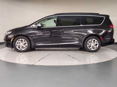 Used 2023 Chrysler Pacifica Limited FWD image 5
