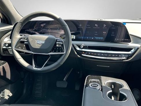Used 2025 Cadillac Lyriq Luxury image 2
