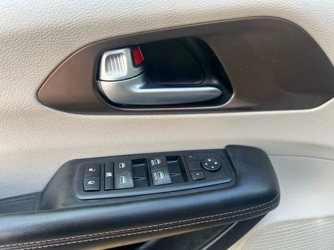 Used 2017 Chrysler Pacifica Touring image 25