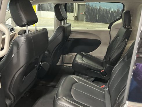 Used 2024 Chrysler Pacifica Touring-L image 13