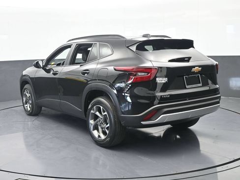 Used 2025 Chevrolet Trax LT FWD image 4