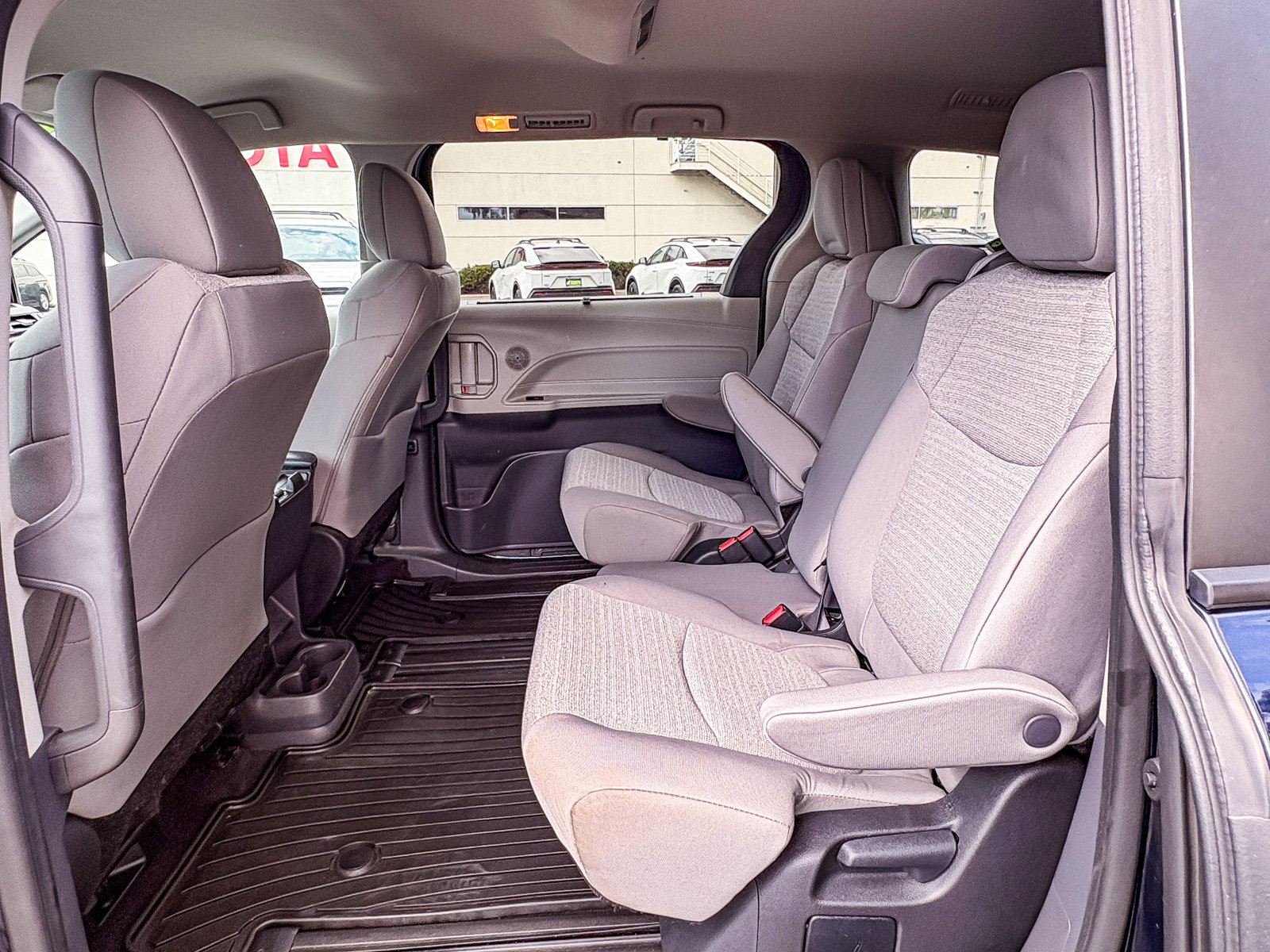Used 2024 Toyota Sienna LE FWD image 18