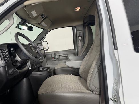 Used 2025 Chevrolet Express 3500 LT w/ LT Preferred Equipment Group RWD image 18