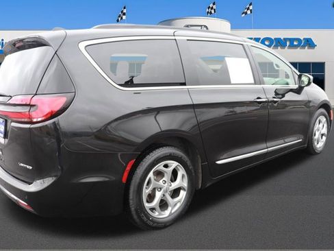 Used 2023 Chrysler Pacifica Limited image 8