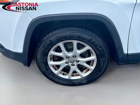 Used 2016 Jeep Cherokee Latitude w/ Cold Weather Group AWD/4WD image 35