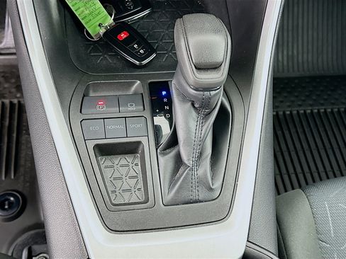 Used 2022 Toyota RAV4 XLE image 24