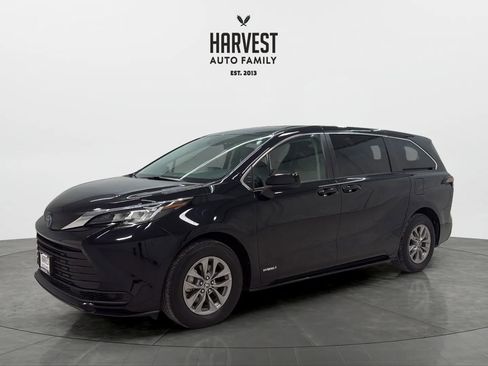 Used 2021 Toyota Sienna LE image 1