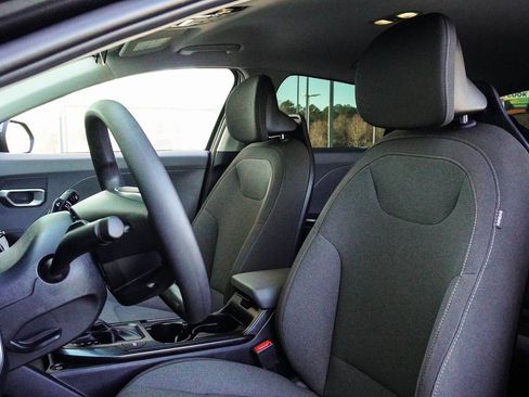 Used 2025 Kia K4 LX image 32