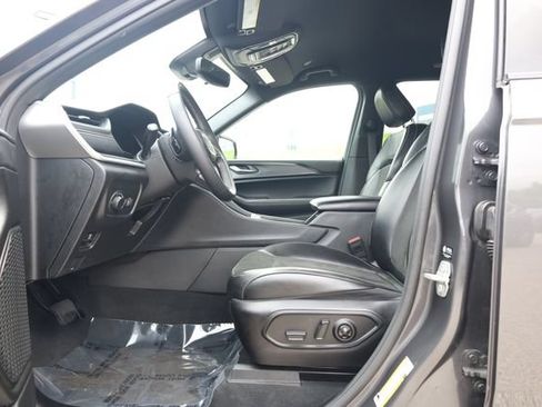 Used 2024 Jeep Grand Cherokee Laredo AWD/4WD image 12