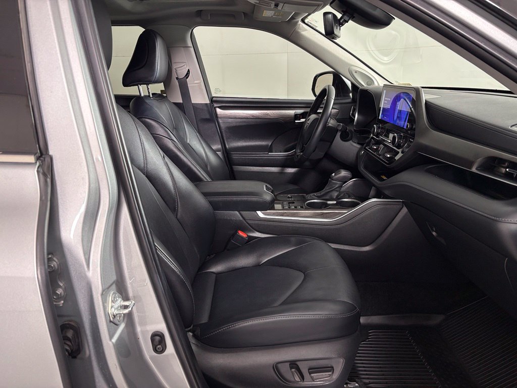 Used 2024 Toyota Highlander Limited AWD/4WD image 46
