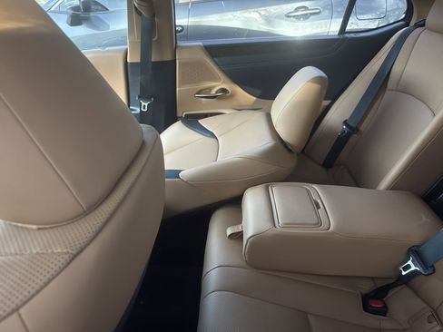 Used 2025 Lexus ES 300h w/ Premium Package image 4