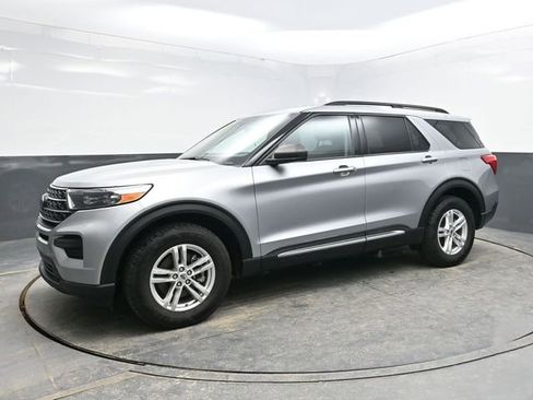 Used 2022 Ford Explorer XLT image 3