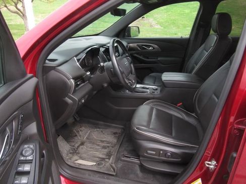 Used 2023 Chevrolet Traverse Premier w/ Redline Edition image 3