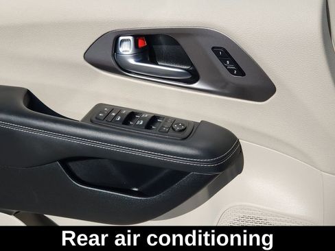 Used 2023 Chrysler Pacifica Touring-L image 8