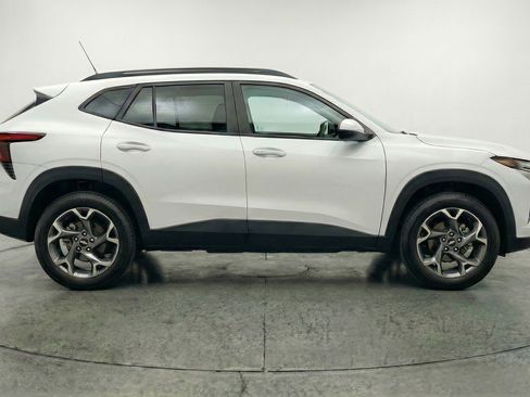 Used 2025 Chevrolet Trax LT w/ LT Convenience Package image 11