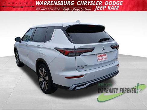 Used 2025 Mitsubishi Outlander SE image 6