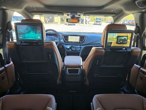 New 2026 Chrysler Pacifica Pinnacle image 12