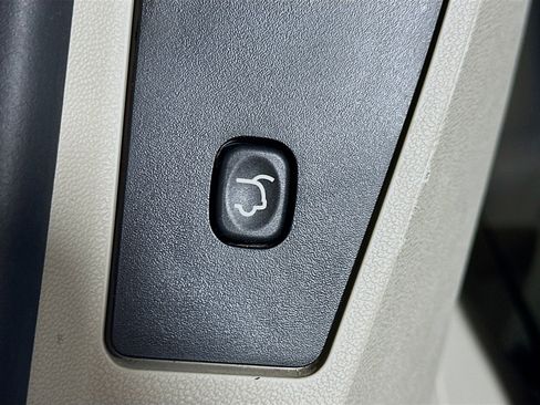 Used 2014 Chrysler Town & Country Touring FWD image 29