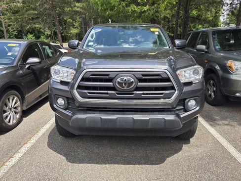 Used 2019 Toyota Tacoma SR5 AWD/4WD image 2